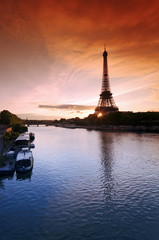 Fototapeta na wymiar aurore et silhouette de la tour Eiffel dans la Seine