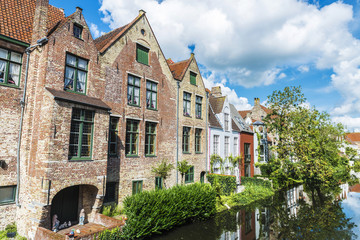 Fototapeta premium Stare tradycyjne domy wzdłuż rzeki w Brugii w Belgii