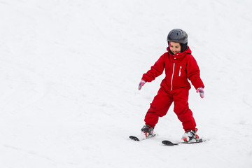 Fototapeta na wymiar Little girl learning ski