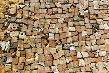 Фон из аккуратно уложенного битого красного кирпича
