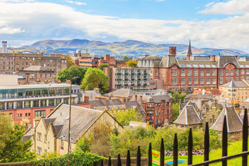 Aufnahme über Edinburgh aus erhöhter Position mit Hügellandschaft im Hintergrund fotografiert tagsüber im September 2014
