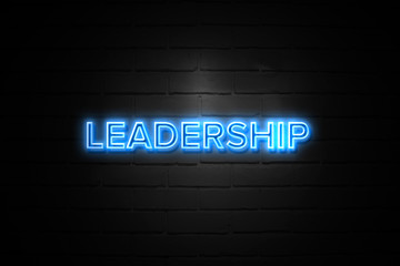 Obraz premium Leadership neon Sign on brickwall