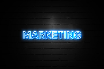 Obraz premium Marketing neon Sign on brickwall