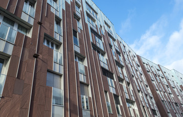 Fassade eines modernen Wohngeb&auml;udes in Hamburg, Deutschland