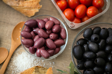 preparation olives in the bowl .
