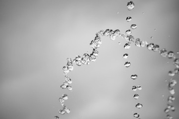 fliegende Wassertropfen im Strahl aus einem Springbrunnen