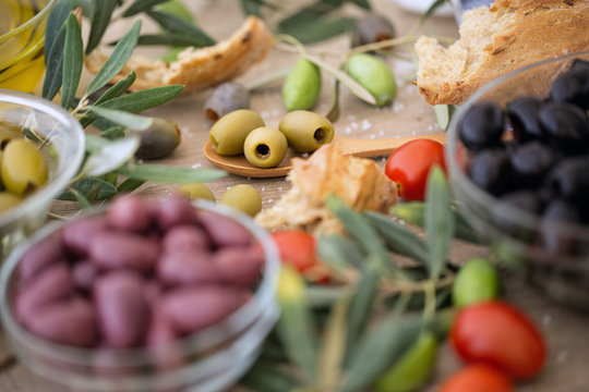 Mix of assorted whole Italian olives.