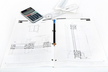 Architekura, rysunek techniczny w biurze, kalkulator.