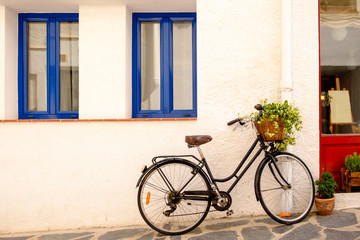 Fototapeta na wymiar old black bicycle against a white wall