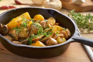 potatoes fried with mushrooms and chicken