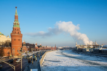 Obraz premium Moscow Kremlin and embankment of Moscow river winter view, Russia