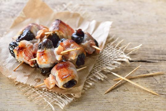 Leckere spanische Tapas: Getrocknete Pflaumen in Speck gerollt und gebraten – Delicious Spanish tapas:  Fried prunes wrapped in bacon