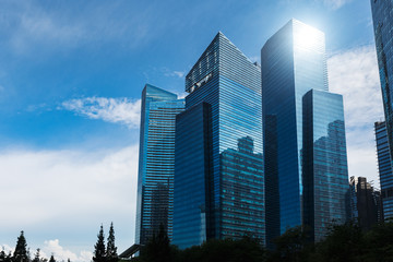 Moderne blauwe wolkenkrabbers in het district van de binnenstad. Zakelijke landschap achtergrond. Singapore stad
