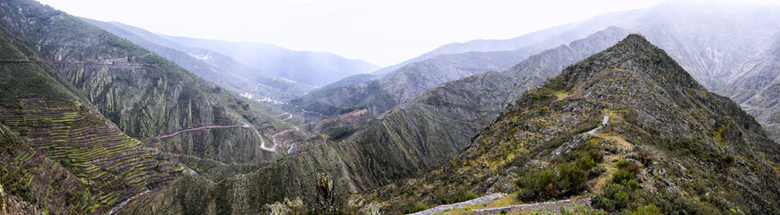 Fototapeta premium paisaje de Las Hurdes, Cáceres - España. Fotografía panorámica de las montañas de Las Hurdes