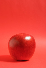 鮮やかな赤りんご　赤色背景