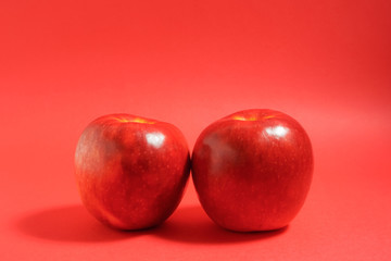 鮮やかな赤りんご　赤色背景