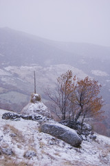 chozo de paja cubierto de nieve en el valle del ambroz