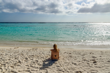 Fototapeta na wymiar Woman relax in front of the Caribbean Sea in Aruba