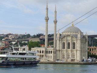 Fototapeta na wymiar La mezquita de Ortaköy, estambul, turquia