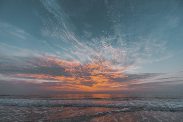 Sonnenuntergang Himmel am Goa Strand in Indien - obrazy, fototapety, plakaty