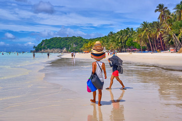 Verkoper op wit strand op het eiland Boracay, Filipijnen