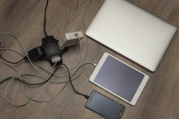 Gadgets, laptop, tablet, smartphone, connected to the Chargers on the desktop.