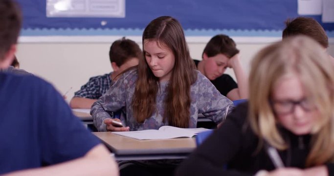 4k, A female student using the internet during an exam gets caught and gets her smartphone confiscated.