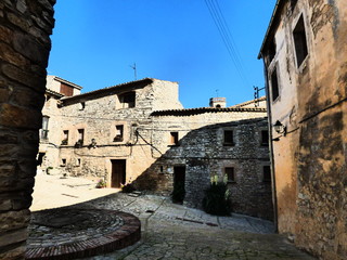 Montfalcó Murallar /Montfalcó Murallat, villa amurallada en Lleida (España) del municipio de Olujas /Les Oluges en la comarca de la Segarra en Cataluña