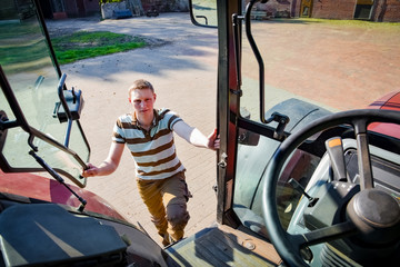 Landwirtschaft - Junglandwirt besteigt seinen Traktor