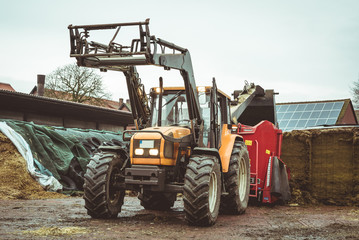 Rindermast - Futtersilo f&uuml;r die Rindviehf&uuml;tterung schneiden und mischen
