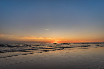 Fototapeta na wymiar Strandurlaub - malerischer Sonnenuntergang zur blauen Stunde