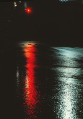 雨の夜の道