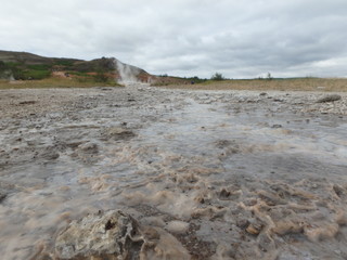地熱地帯ゲイシールで湧き出す温泉(アイスランド)