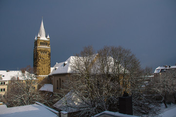 Kirche im Winter vor stahlblauem Himmel mit Schnee 2