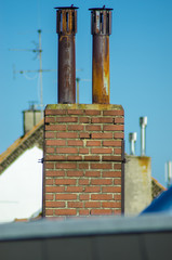 Kamin an wolkenlosem Himmel