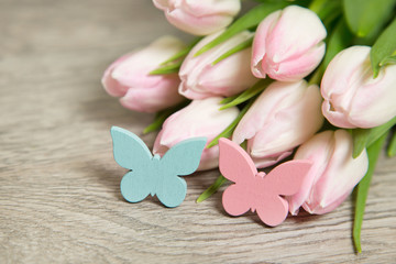 Obraz na płótnie Canvas Tulpen und Schmetterlinge