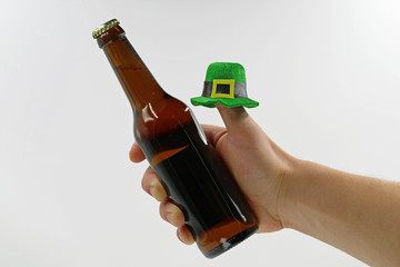 Eine braune Flasche Bier mit St. Patricks Day Hut isoliert auf weiß