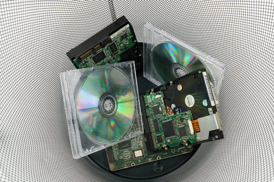 Alte CDs und Festplatten liegen im M&uuml;lleimer, Datenm&uuml;ll, Entsorgung von Elektroschrott
