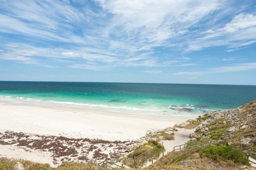Obraz premium Blue skies and white sandy beach in summer