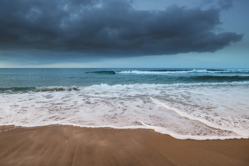 Spiaggia e mare di Campana Dune all'alba con temporale all'orizzonte