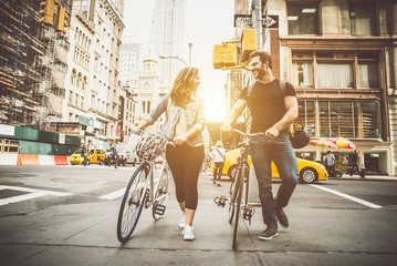 couple of new yorkers on their bikes - obrazy, fototapety, plakaty