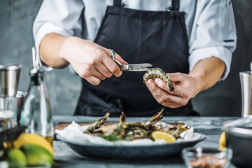 Frische Tiger Garnelen (Chef Koch in der Küche).