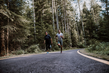 Obraz premium Couple running in the forest