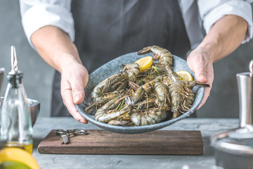 Frische Tiger Garnelen (Chef Koch in der K&uuml;che).