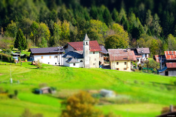 Fototapeta na wymiar Borgo di montagna con chiesetta