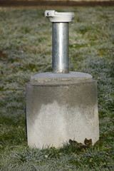Grundwassermessstelle auf einer Wiese