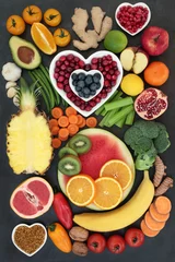 Gordijnen Gezonde superfoodcollectie met vers fruit, groenten, noten, stuifmeelkorrels, kruiden en specerijen met voedingsmiddelen met een hoog gehalte aan antioxidanten, anthocyanines, vezels, omega 3, mineralen en vitamines. Bovenaanzicht. © marilyn barbone