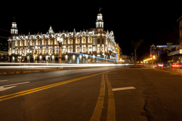 Fototapeta premium Street urban Langzeitbelichtung in der Nacht in Havanna Kuba
