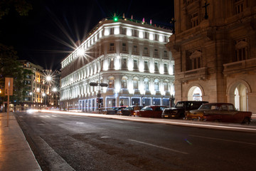Fototapeta na wymiar Street urban Langzeitbelichtung in der Nacht in Havanna Kuba