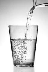 Versando acqua fresca in un bicchiere